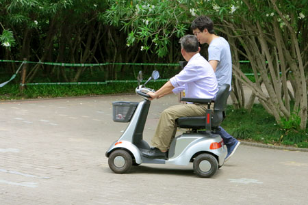 電動(dòng)老年代步車(chē)迎戰(zhàn)工業(yè)時(shí)代