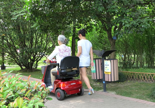 代步車(chē)讓老年人走更遠(yuǎn),更安全